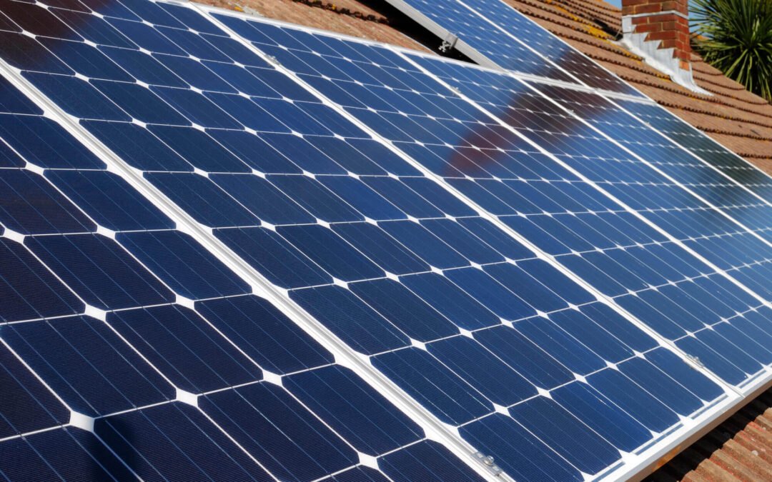 Quais as diferenças entre telhas solares e painéis solares?