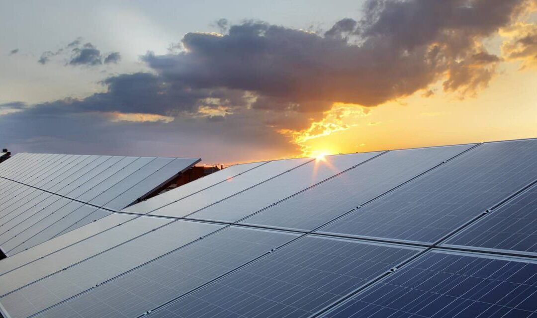 Saiba mais sobre o crescimento nos investimentos em energia solar até 2030