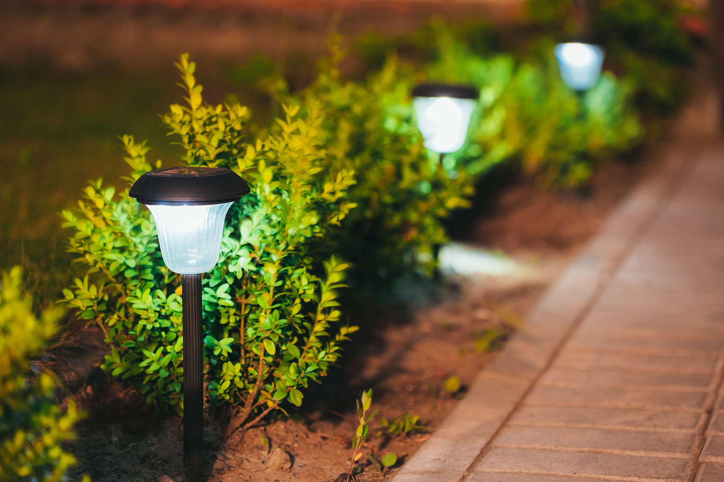 Quais os benefícios de ter uma luminária solar para jardim? Entenda