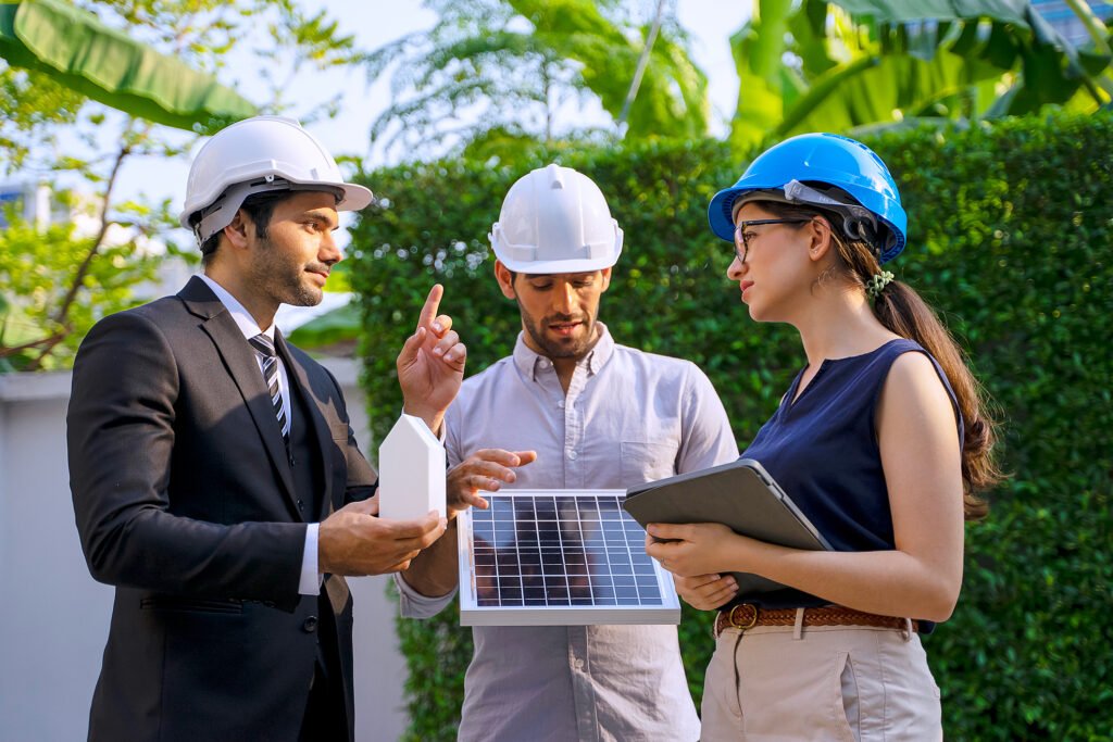 Pessoas com equipamentos de segurança conversando sobre energia solar