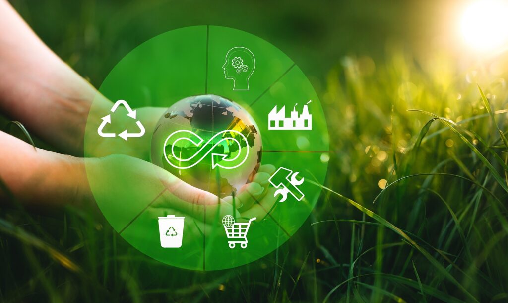 Mãos segurando um fruto com grama ao fundo e uma ilustração contendo símbolos de reciclagem, compras, indústria, lixo, manutenção e consciência social
