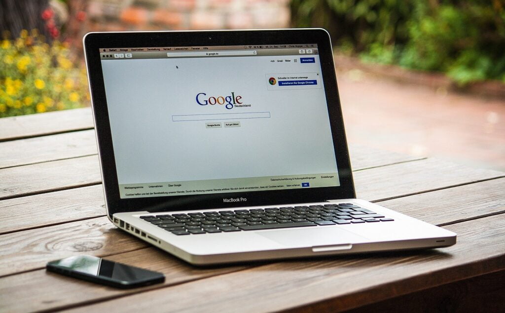 Laptop sobre uma mesa com a página do Google aberta