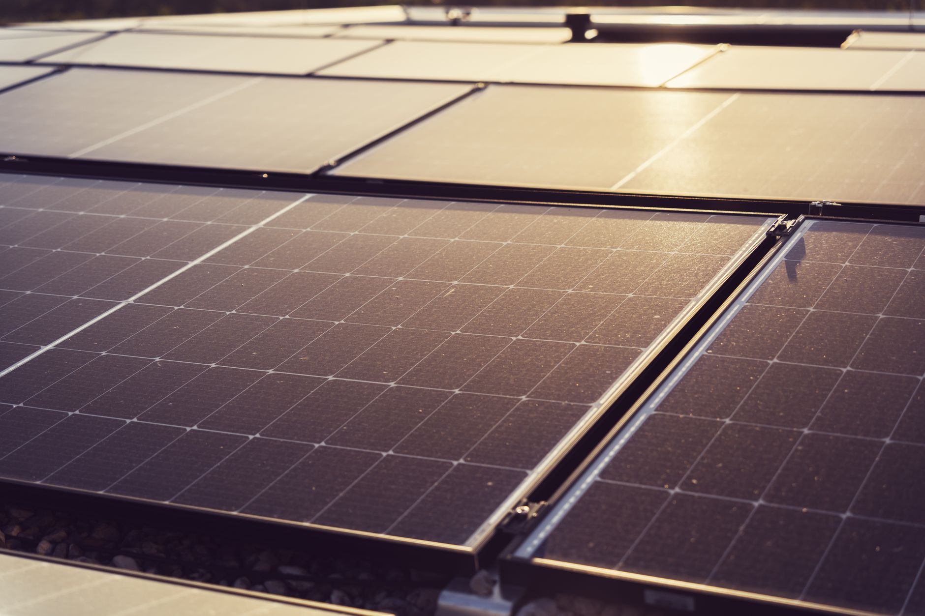 Bateria Solar ou Crédito na Rede Elétrica: o que vale mais a pena?