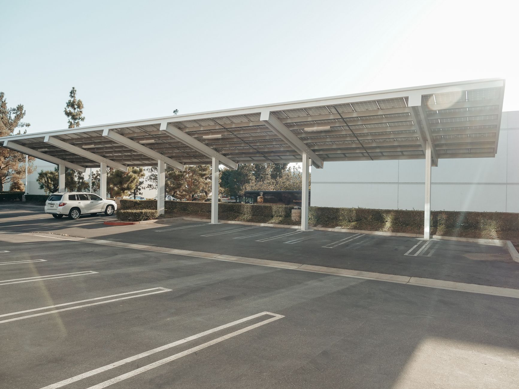 Carport solar — estacionamento coberto com painéis fotovoltaicos gerando energia limpa