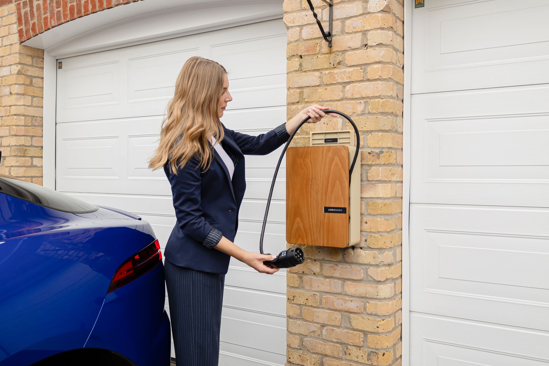 Instalação de carregador wallbox para veículo elétrico em garagem residencial