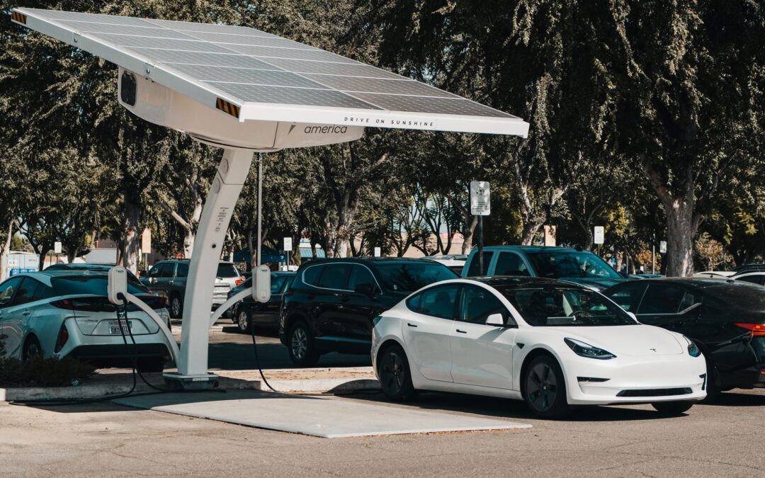 Wallbox + Energia Solar: Como Integrar e Zerar o Custo de Recarga do Seu EV