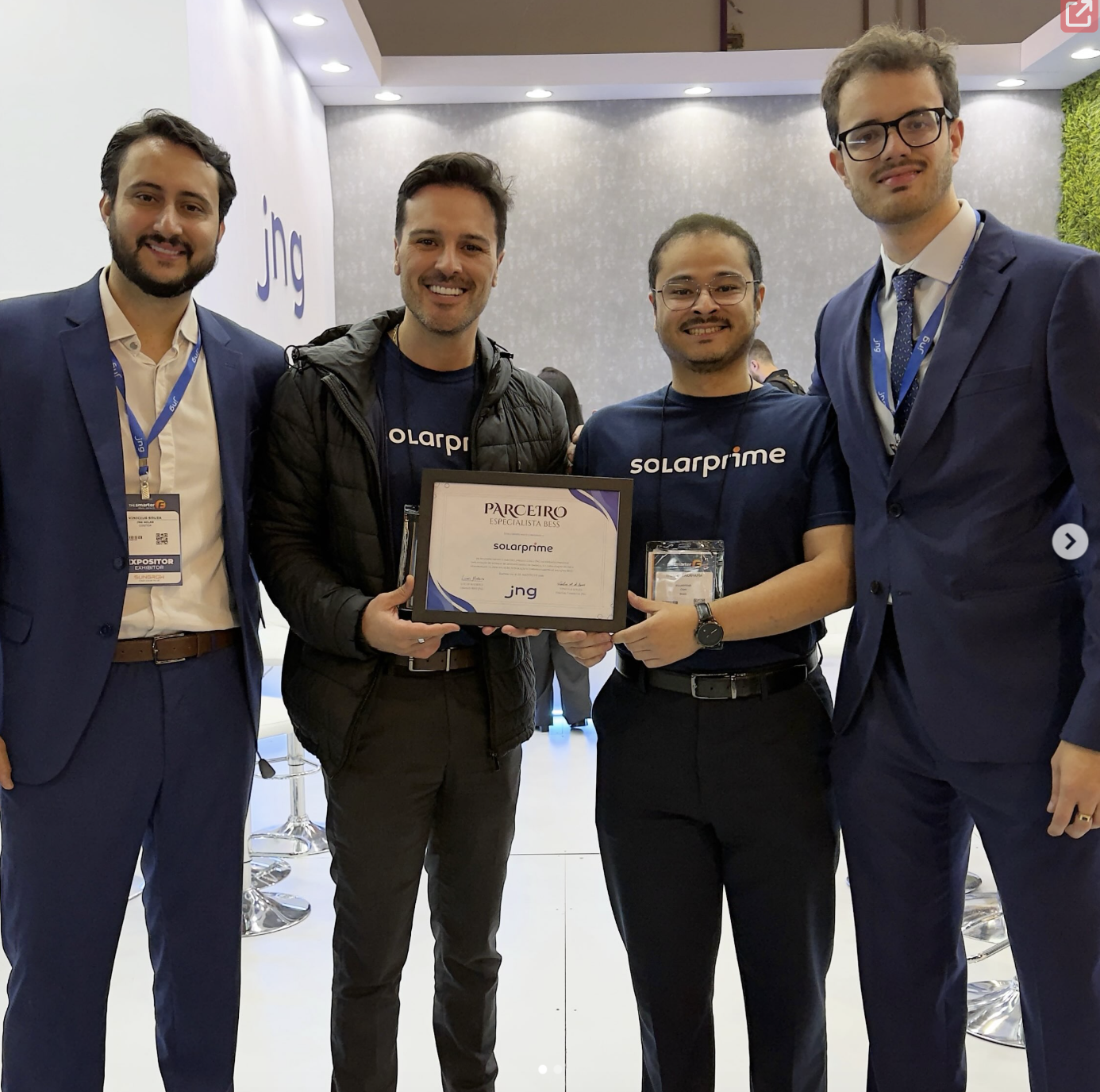Equipe Solarprime e JNG na entrega da certificação Parceiro Especialista BESS na Intersolar 2026
