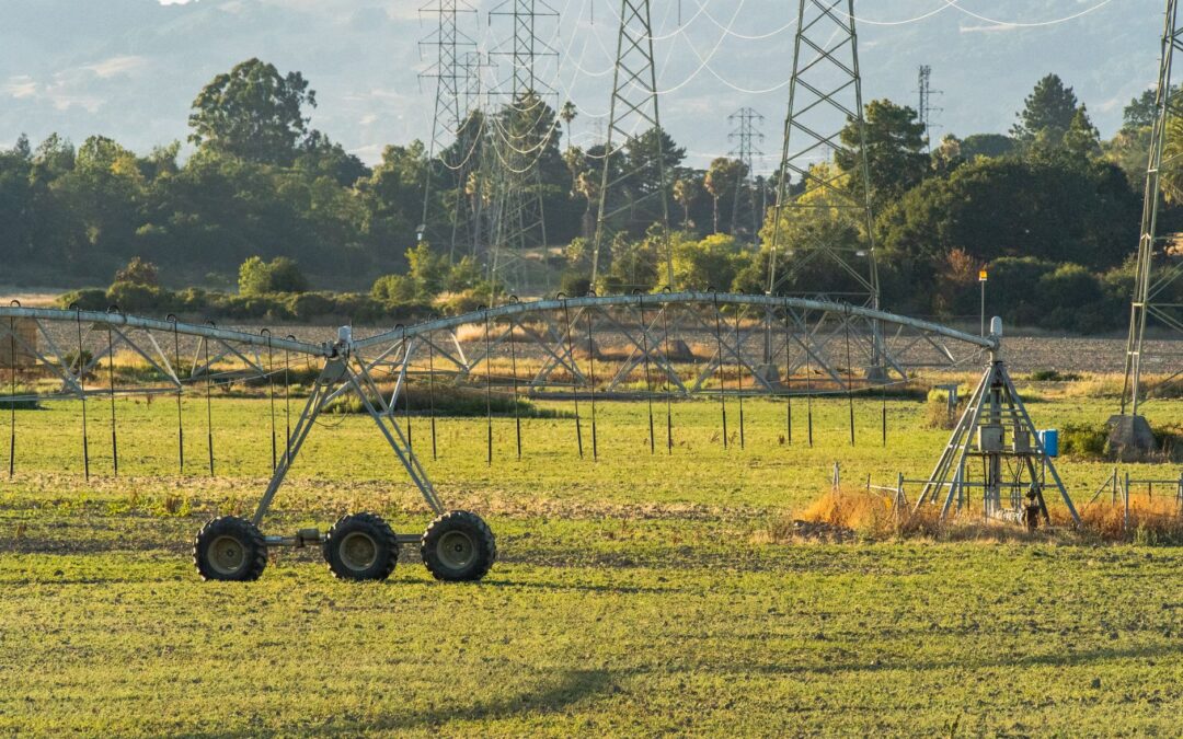Energia solar e bateria para irrigação: pivô, bomba e desconto de irrigante