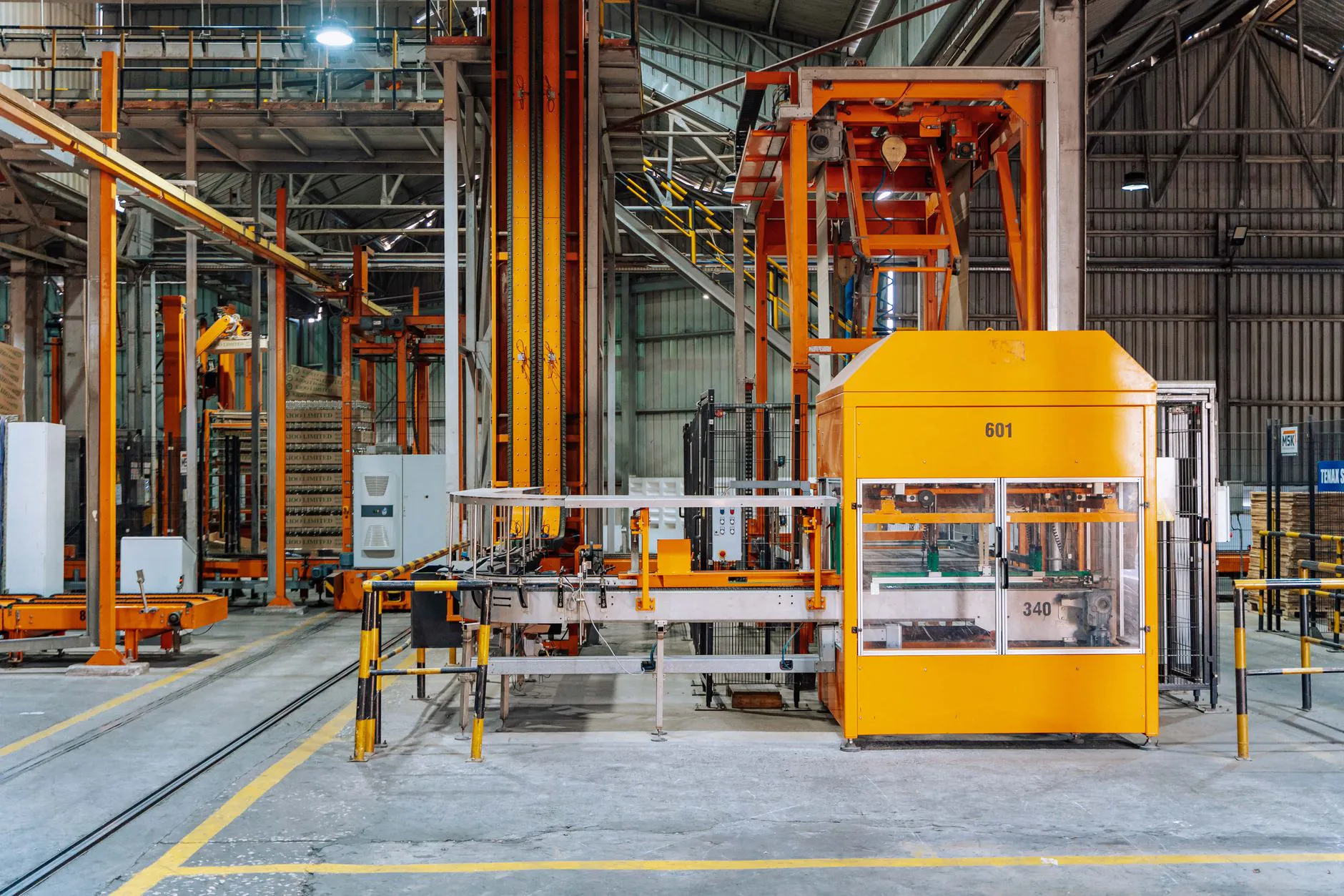 ultrapassagem-de-demanda-capa Linha de produção industrial em operação, com maquinário de alta demanda de energia