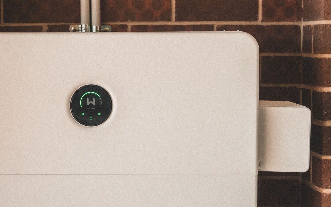 Como adicionar bateria a quem já tem energia solar: o que muda no sistema e quanto custa (só a bateria)