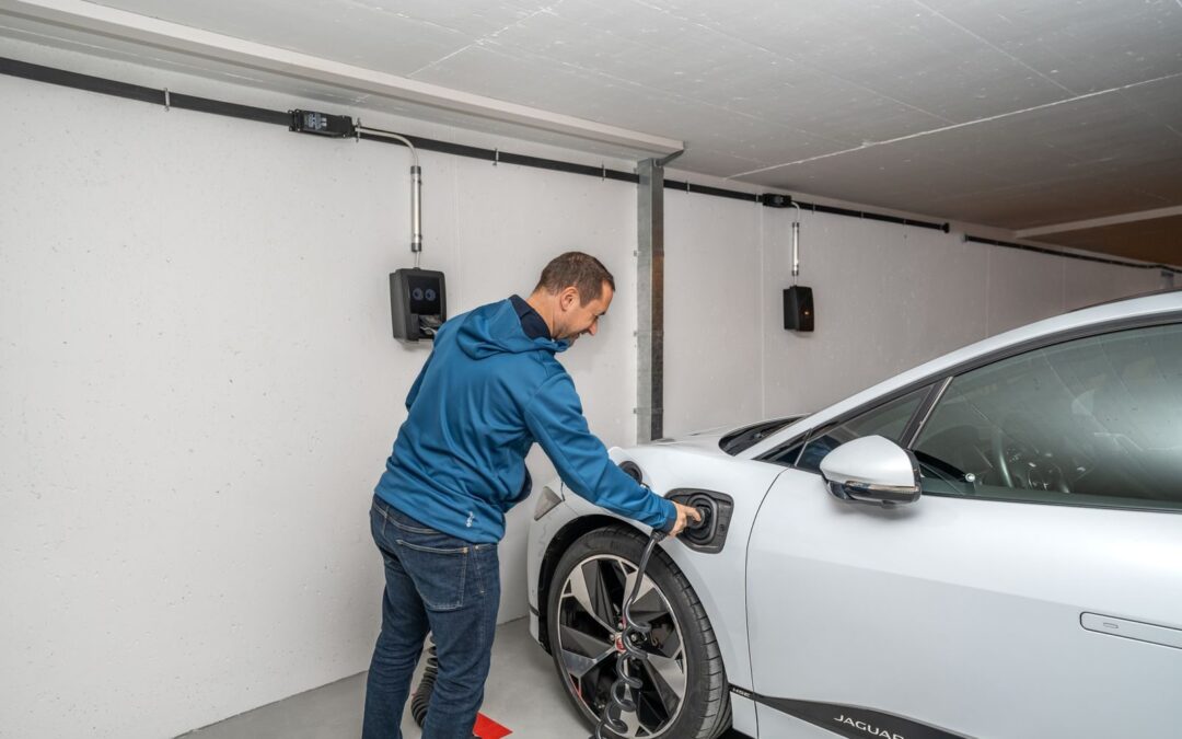 Carregador de veículo elétrico em casa: guia completo (qual escolher, instalação, condomínio, energia solar e custos)