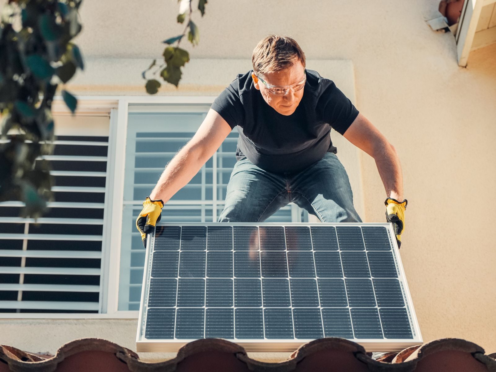 Como abrir uma empresa de energia solar em 2026: requisitos, 7 passos e quando a franquia faz sentido