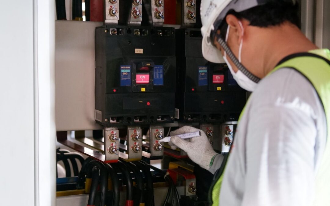 Distribuidor, fabricante ou integrador de BESS: quem a sua empresa precisa contratar (e quem faz a manutenção)