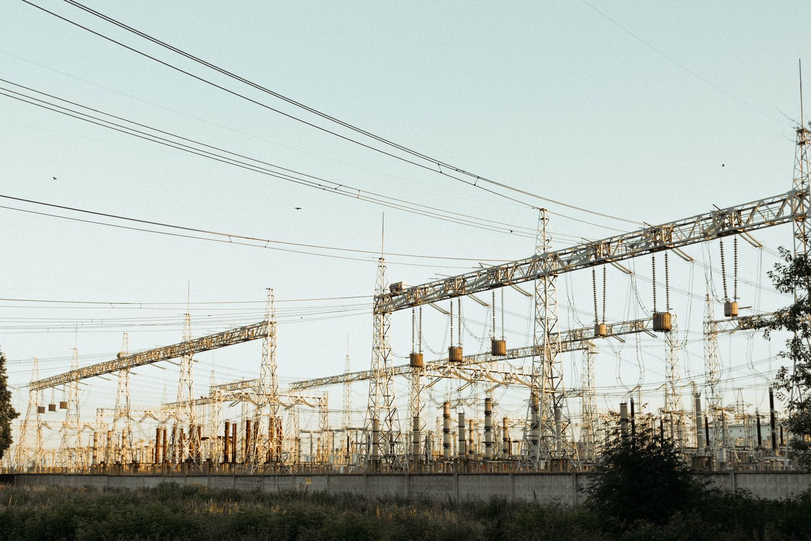 Subestação de energia elétrica de alta tensão com torres e l Subestação de energia elétrica de alta tensão com torres e linhas de transmissão