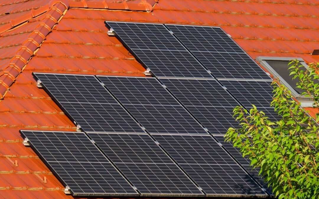 Quanto custa instalar energia solar residencial em 2026: tabela por consumo, por kWp e por região
