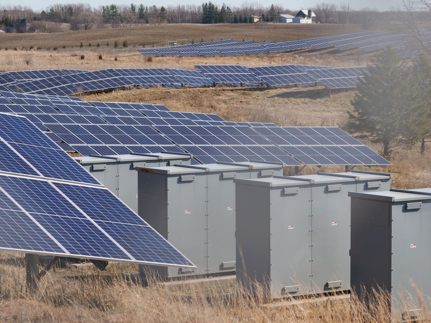 Mercado de armazenamento de energia no Brasil Usina solar com gabinetes de equipamentos elétricos instalados entre os painéis
