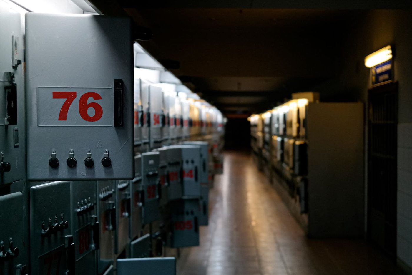 Queda de energia na empresa Sala de quadros elétricos industriais com iluminação fraca